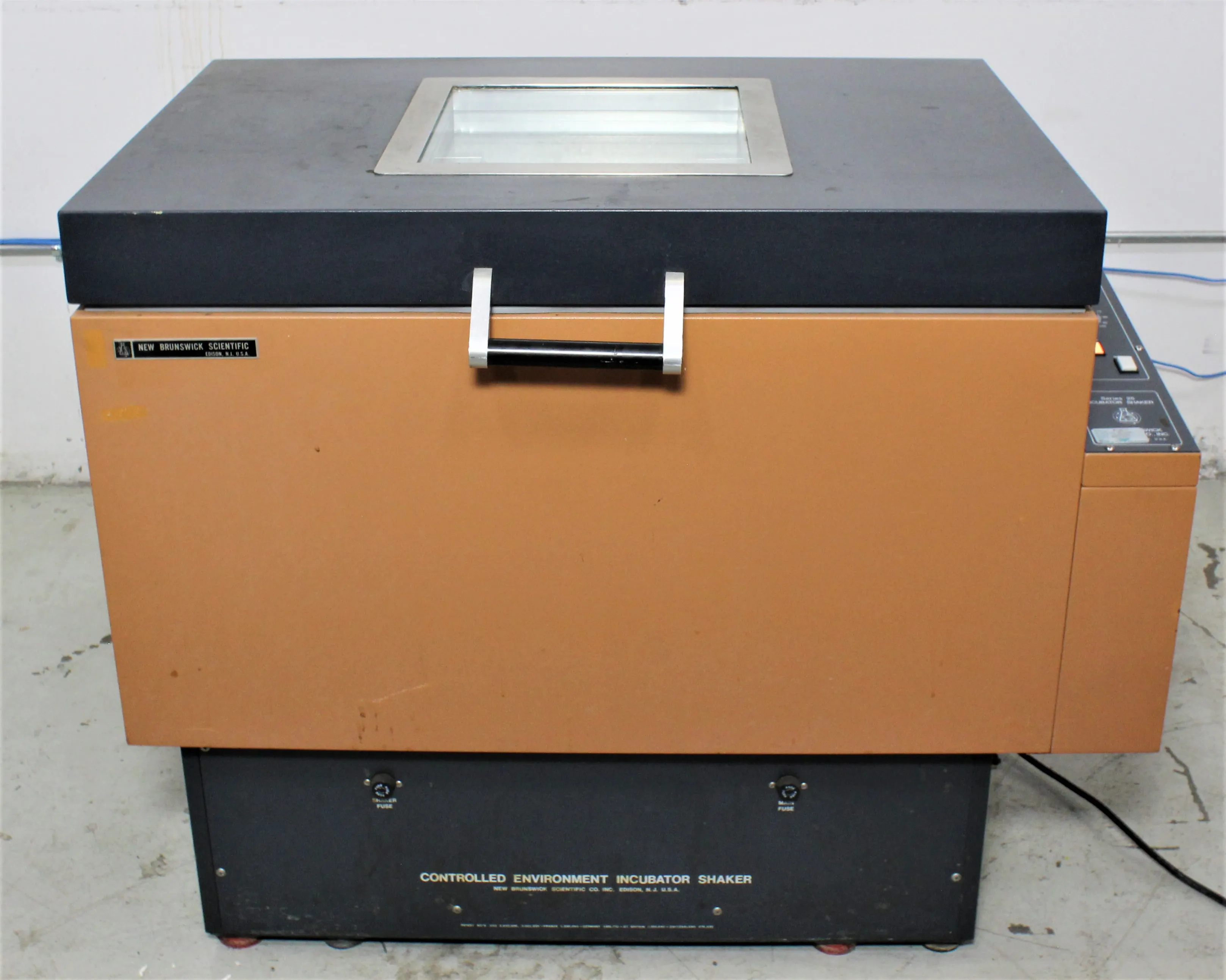 Used New Brunswick G-25 Controlled Environment Incubator Shaker 980214470 120V 50Hz/60Hz