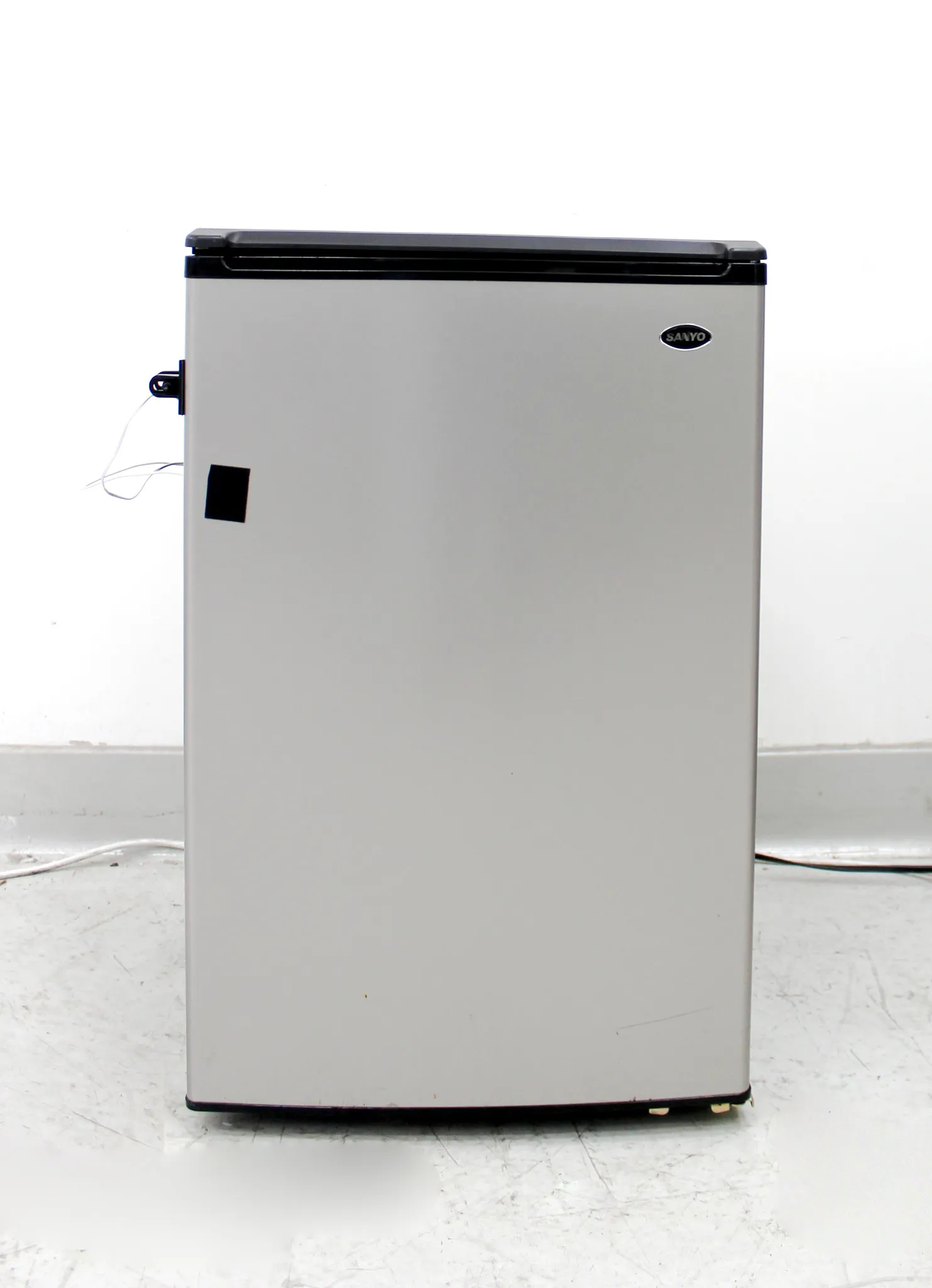 SANYO High Refrigerator with Platinum Door model: SR-4912M