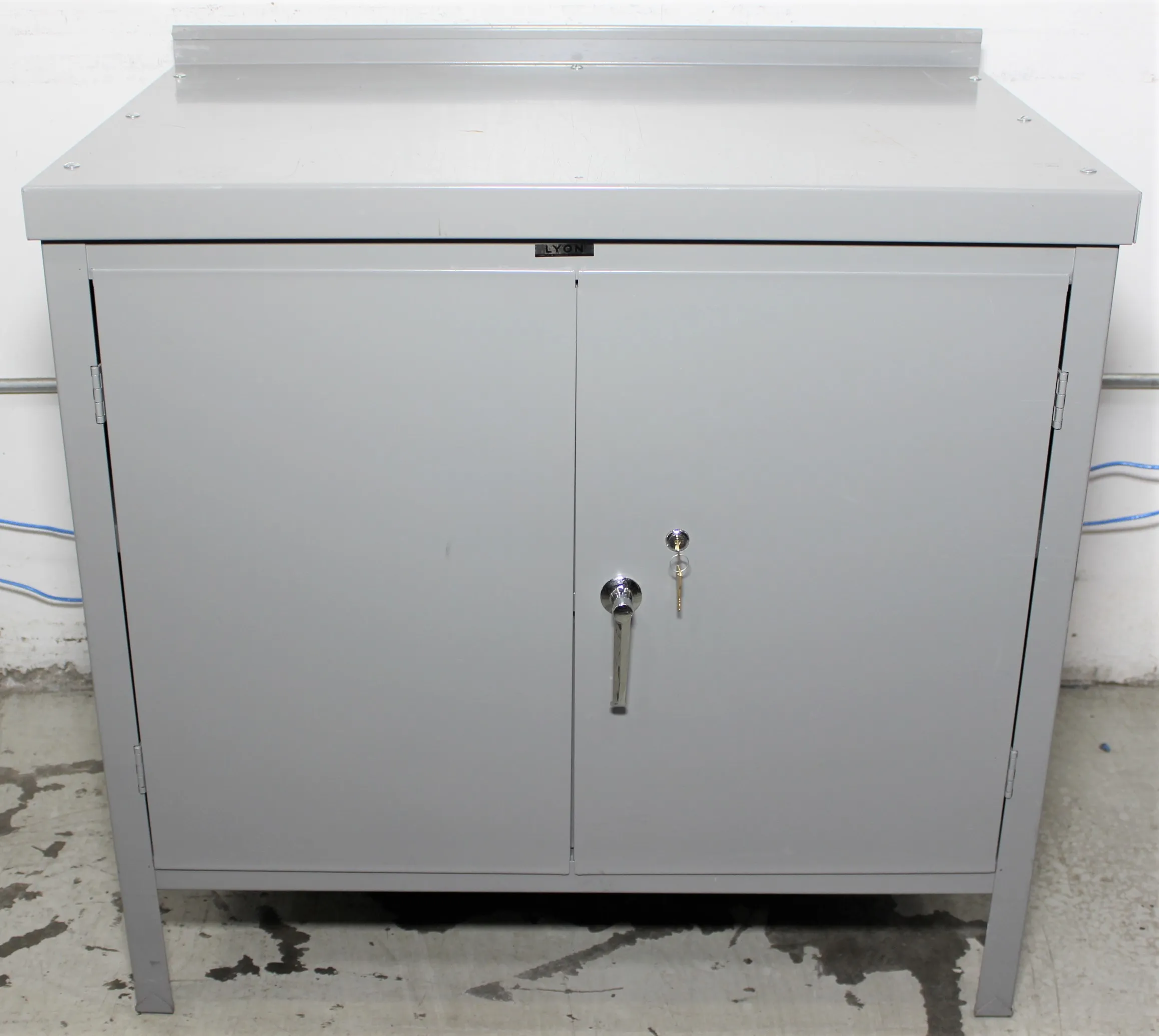 Lyon Cabinet Workbench - Used Laboratory Equipment