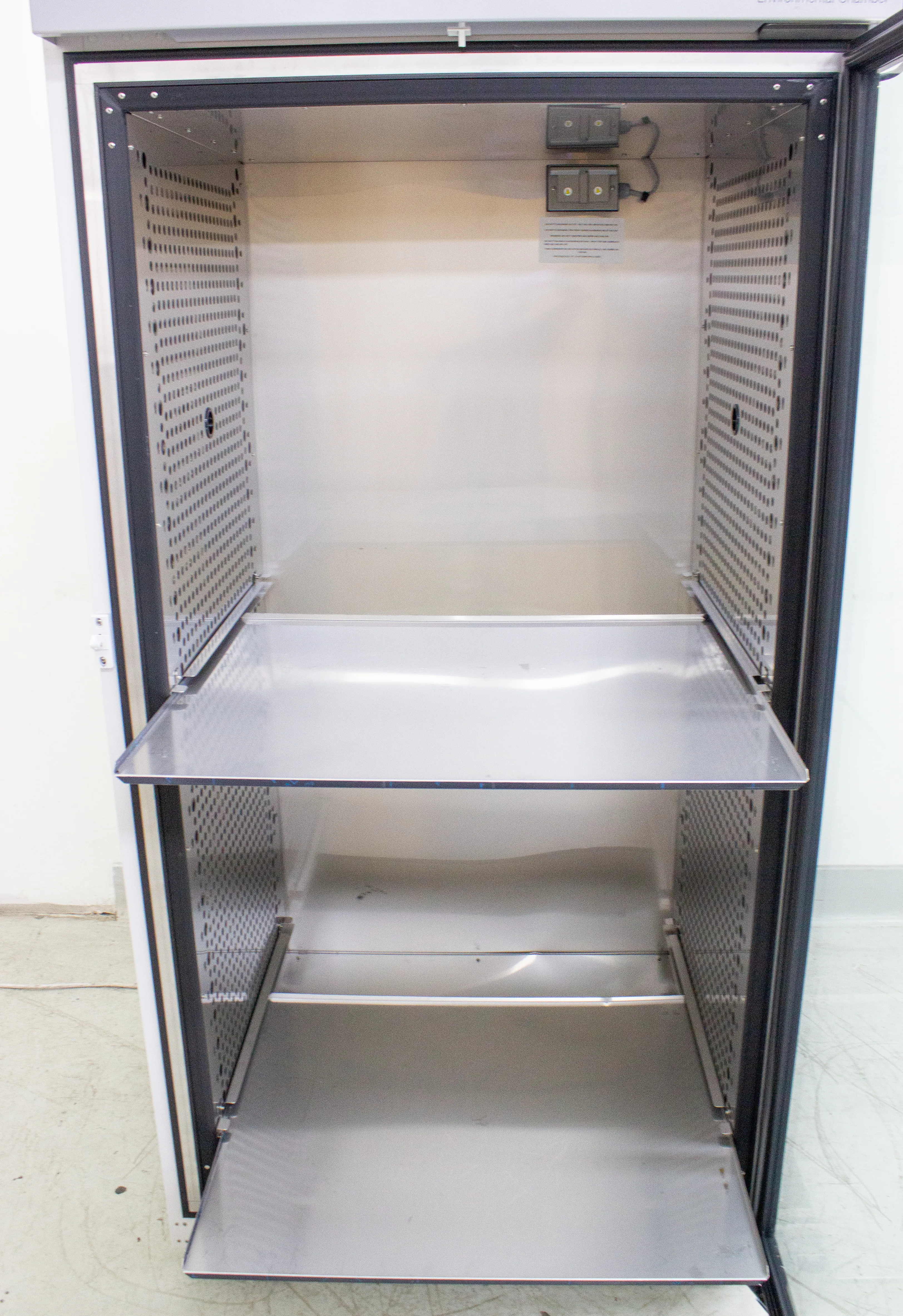 Thermo Forma 3960 Series Environmental / Stability Chamber Model 3960 Stainless Steel821.2 L 120V 50Hz/60Hz